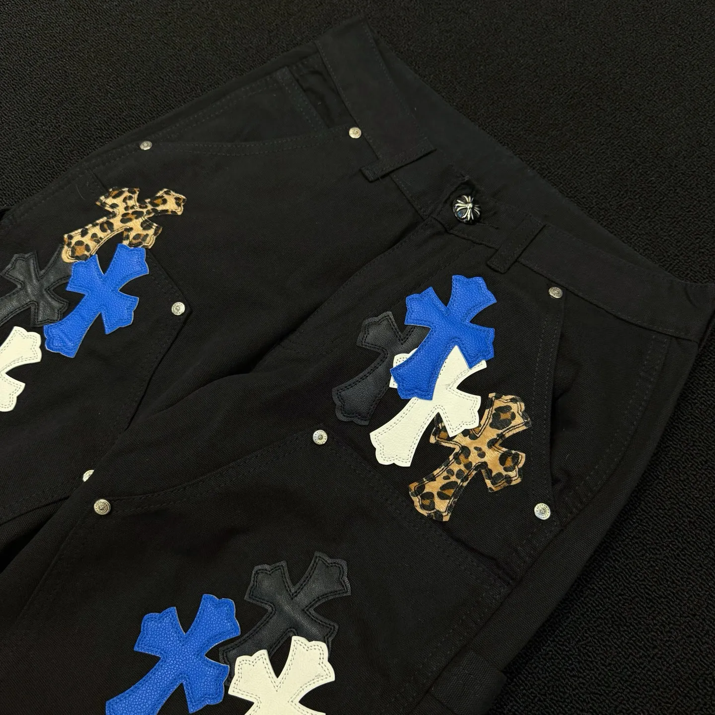 P280 Style number: D364 Chrome Hearts Chrome Hearts straight-leg logging multi-color leather work jeans Color #Black Size #S-Xxl (28 30 32 34 36) 28 Waist 74 Hip 102 Length 101 30 Waist 78 Hip 106 Length 102 32 Waist 82 Hip 110 Length 103 34 Waist 86 Hips 114 Pants Length 104 36 Waist 90 Hips 118 Pants Length 106 Heavy canvas material This pants type was first created by Carhartt. With the development of the times, it has been reinterpreted by many brands. This Crow Heart logging overalls are based on the Carhartt pants with some improvements and added elements‼ ️
